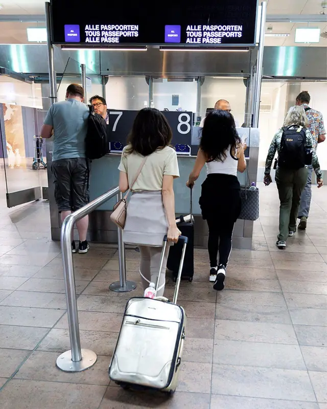 Asili ya kupiga muhuri ya kuashiria kusafiri kuvuka mipaka ni ya zamani tangu Enzi za Kati